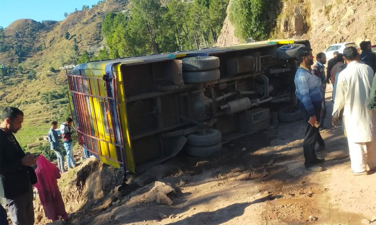 17 people injured after bus turns turtle in Rajouri