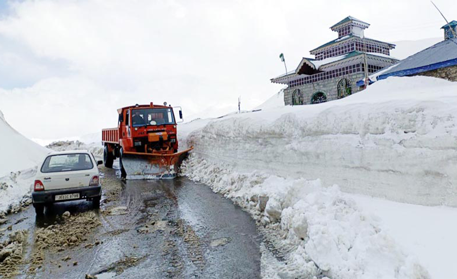 Mughal Road closed after Pir Ki Gali receives snowfall