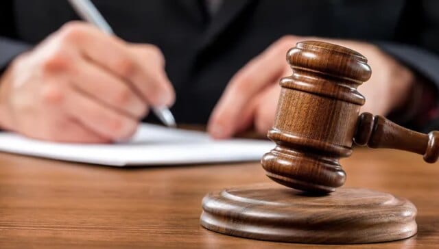 Pulwama court orders admin to refrain from erecting height barriers Pulwama court orders admin to refrain from erecting height barriers on Naina-Awantipora link road till next hearing