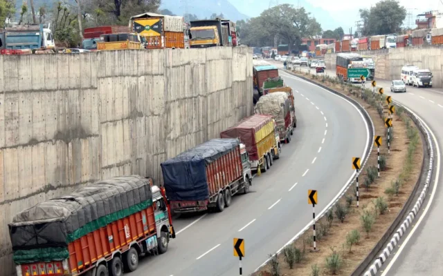 Jammu-Srinagar highway blocked after rains trigger mudslides Jammu-Srinagar highway blocked after rains trigger mudslides