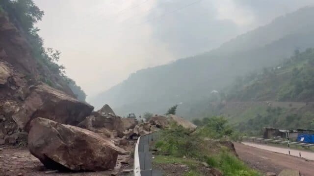 Massive boulder slide blocks traffic on Jammu-Srinagar highway in J&K's Massive boulder slide blocks traffic on Jammu-Srinagar highway in J&K's Udhampur