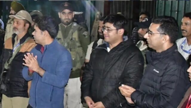 Div Com Kashmir flags off first batch of Amarnath pilgrims from Baltal