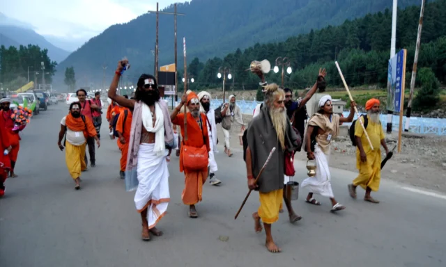 Over 3.83 lakh perform Amarnath Yatra in 25 days, thousands more head to shrine