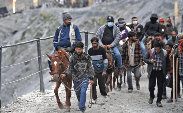 6,400 pilgrims leave Jammu base camp for Kashmir Amarnath Yatra: 6,400 pilgrims leave Jammu base camp for Kashmir