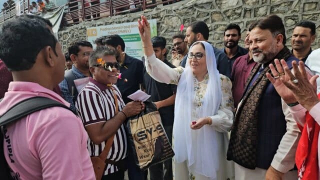 Darakhshan Andrabi welcomes first batch of Amarnath Yatris at Baltal Darakhshan Andrabi welcomes first batch of Amarnath Yatris at Baltal