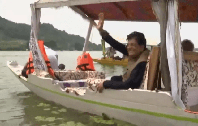 Union Minister Piyush Goyal enjoys 'shikara' ride on Dal Lake Srinagar: Union Minister Piyush Goyal enjoys 'shikara' ride on Dal Lake