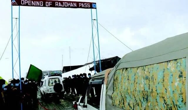 Gurez-Bandipora road reopens after night-long operation by BRO Gurez-Bandipora road reopens after night-long operation by BRO