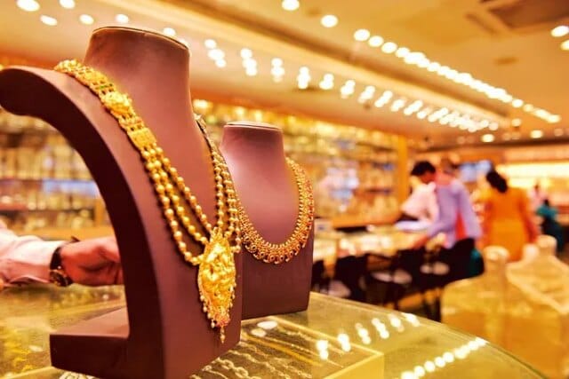 Gold plunges Rs 1,000 amid sell-off in global markets Gold plunges Rs 1,000 amid sell-off in global markets