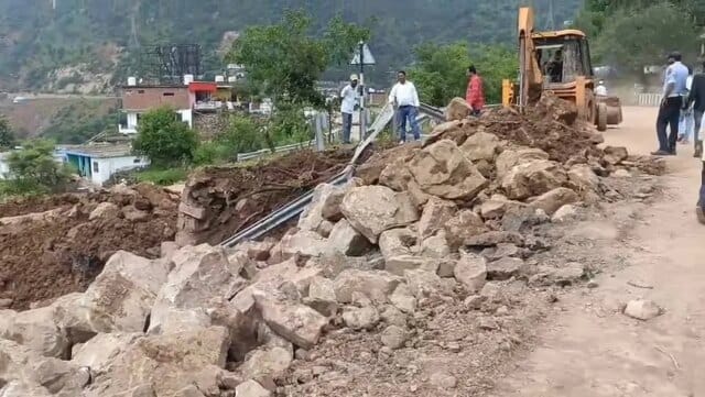 Srinagar-Jammu highway closure hits apple, mutton trade Srinagar-Jammu highway closure hits apple, mutton trade