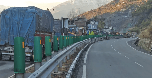 Kashmiri fruit growers heave sigh of relief as Jammu-Srinagar highway Jammu-Srinagar highway opens for two-way traffic