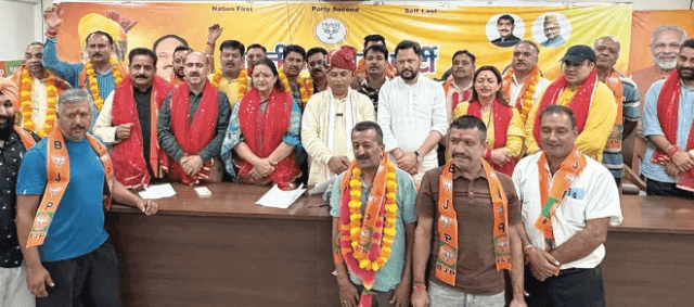 Sat Sharma welcomes 50 Jammu-based transporters into party fold