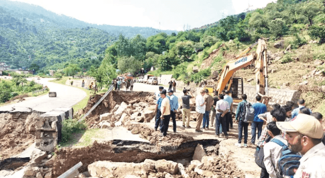 Srinagar-Jammu National Highway closed for third consecutive day Srinagar-Jammu National Highway closed for third consecutive day