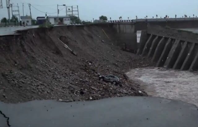 J-K: Incessant rains trigger floods in Jammu; Tawi floods wash away road near 4th bridge in Jammu
