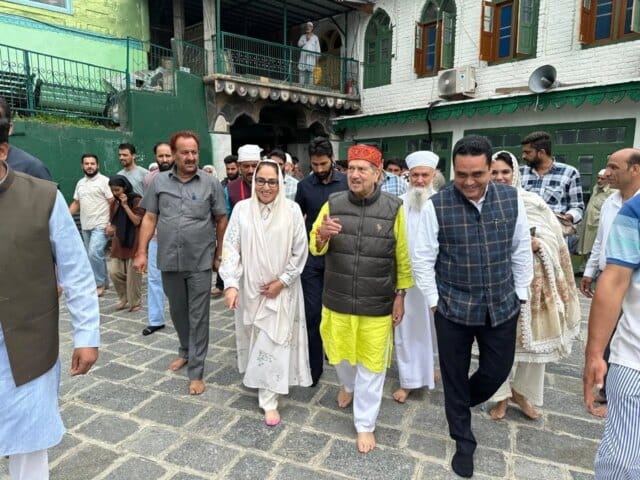 Rashtriya Muslim Manch patron Dr Indresh Kumar pays obeisance at Rashtriya Muslim Manch patron Dr Indresh Kumar pays obeisance at Ziyarat Aishmuqam