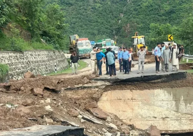 Srinagar-Jammu NH closed for 4th day Srinagar-Jammu NH closed for 4th day