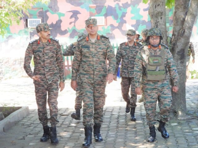 White Knight Corps GoC reviews security situation along LoC in White Knight Corps GoC reviews security situation along LoC in Poonch