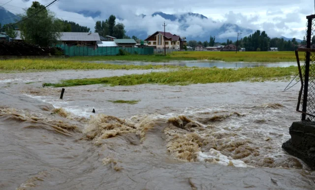 JK Govt launches 15-day campaign to prevent spread of water-borne *Water Level Update - Kashmir* The water level of Jhelum is expected to recede at a very slow pace. At Sangam, it may take more than 6 - 7 hours for the water to drop below the Danger Mark. At Ram Munshi Bagh, the receding could take nearly a full day before levels fall below the Danger Mark. At Asham, water levels are likely to range between 13.60 and 13.90 ft. Regards: Kashmir Weather