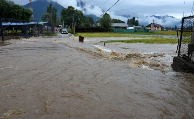 Floodwaters crack Chersoo bund, police rescue trapped family Floodwaters crack Chersoo bund, police rescue trapped family