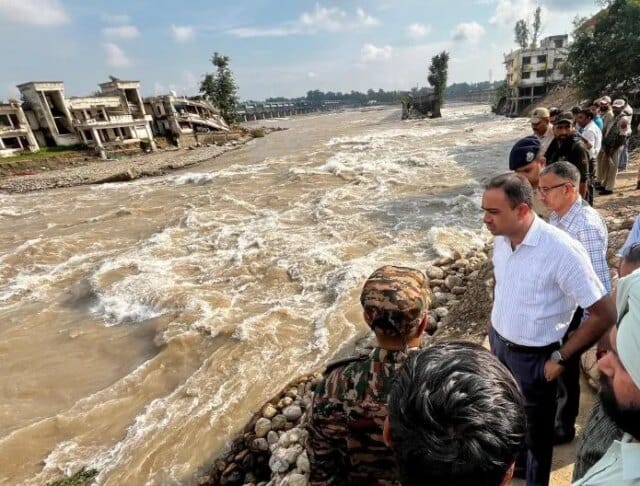 Div Com Jammu inspects protection works on Ravi River embankment at Lakhanpur