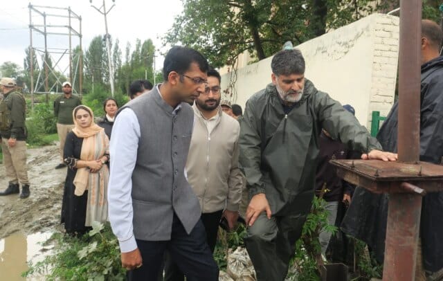 Div Com Kashmir inspects preventive measures being taken to clog vulnerable spots at Barzulla, Gandbal