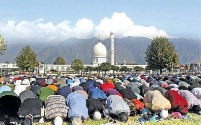 Around one lakh devotees throng Hazratbal for on Friday following of Eid-Milad-un-Nabi (SAW)