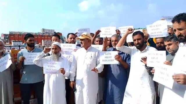 Sopore fruit growers protest losses, urge LG to clear highway for apple trucks