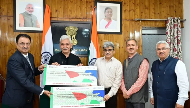 J&K Bank presents dividend of over Rs 130 crore to J&K Bank presents dividend of over Rs 130 crore to UT administration