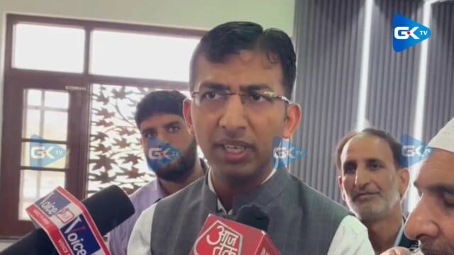 Nearly 5,500 fruit trucks allowed to move in last 2 days, petrol shortage to end by today evening: Div Com Kashmir