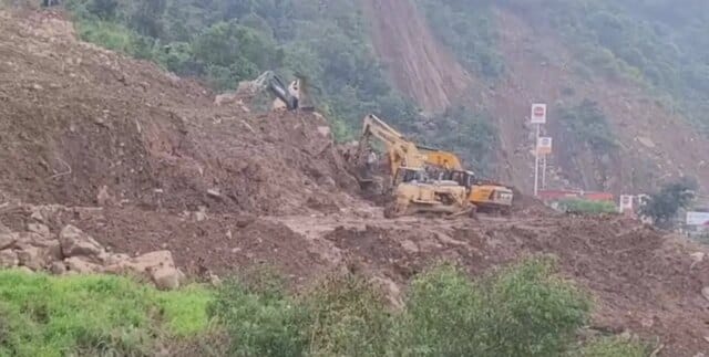 Highway closure leaves trucks stranded, Kashmir growers dump rotten apples Restoration work on Jammu-Srinagar highway enters final phase