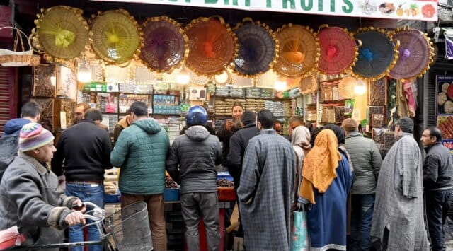 Kashmir markets reel under losses, shortages amid Jammu-Srinagar Highway closure