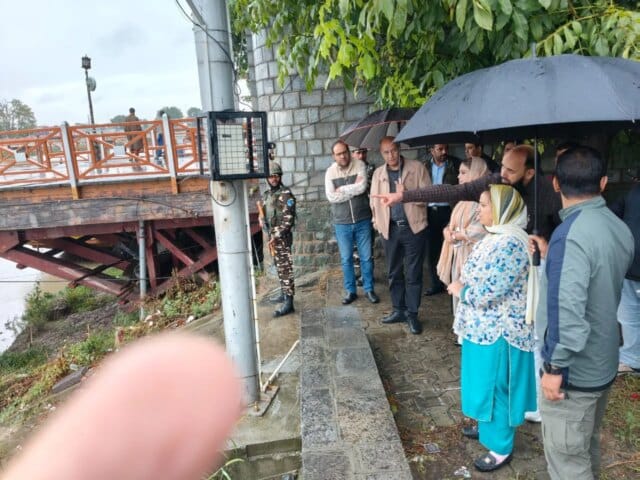 Health Minister, Advisor to CM visit Irrigation and Flood Control Health Minister, Advisor to CM visit Irrigation and Flood Control Room Rambagh; review prevailing flood situation