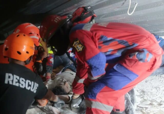 Rescuers run oxygen to survivors in Indonesia school building collapse Rescuers run oxygen to survivors in Indonesia school building collapse that buried dozens