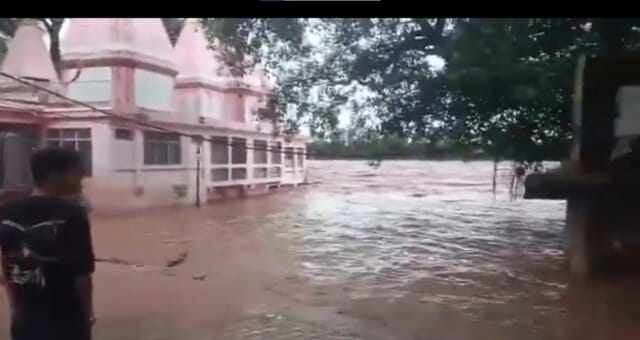 Chenab river flows in spate, Akhnoor villages submerged; 40 trapped, Chenab river flows in spate, Akhnoor villages submerged; 40 trapped, rescue on