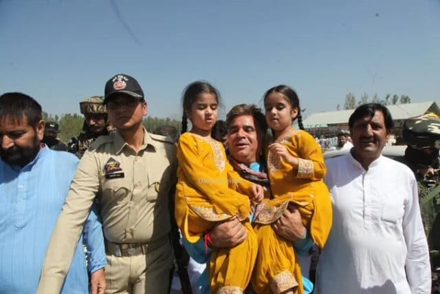 Twin girls invite PM Modi to Kashmir to help flood Twin girls invite PM Modi to Kashmir to help flood victims