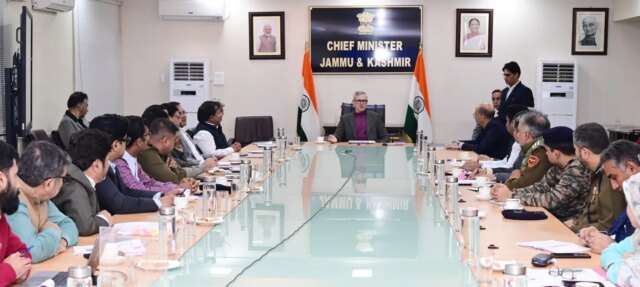 CM promises adequate facilities for Darbar Move staff CM promises adequate facilities for Darbar Move staff