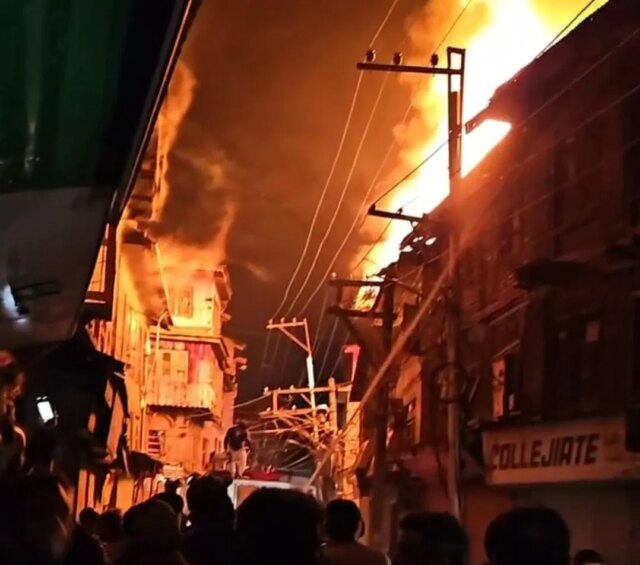 Massive blaze engulfs several houses in Fatekadal Srinagar
