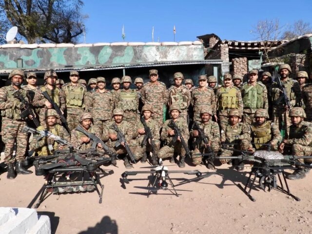 White Knight Corps GOC reviews security preparedness along LoC in White Knight Corps GOC reviews security preparedness along LoC in Poonch & Nowshera sectors