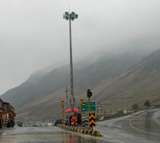 High-mast light at Sonamarg Bypass defunct, drivers urge immediate repair