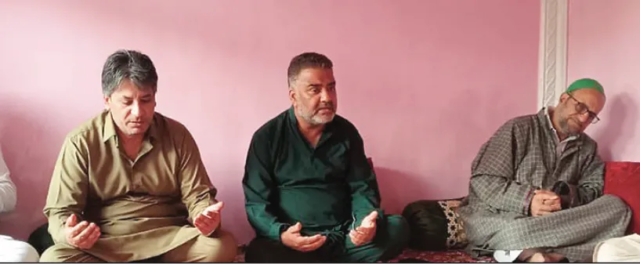 Arif Laigaroo visits Kani Mazar Habba Kadal for condolences