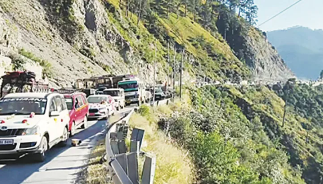 Srinagar-Jammu NH open for one-way traffic