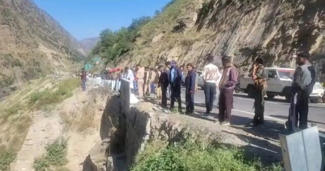 One killed, 1 missing, 2 others injured as car plunges One killed, 1 missing, 2 others injured as car plunges into River Chenab in Kishtwar