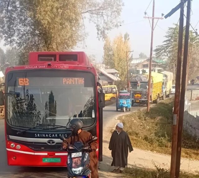 Early morning protest erupts in Sumbal over crumbling footbridge, traffic Early morning protest erupts in Sumbal over crumbling footbridge, traffic disrupted